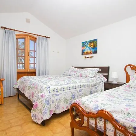 Villa Garita - 4 Bedroom - Perfect For Larger Groups - Sleeps 12 - Great Pool Area *